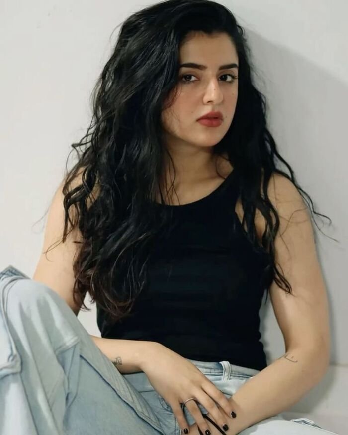 beautiful silent girl dp image