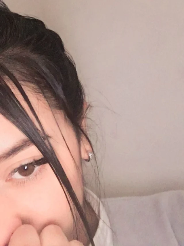 1060+ Half Face Girl DP Images Mysterious Stylish and Elegant Looks