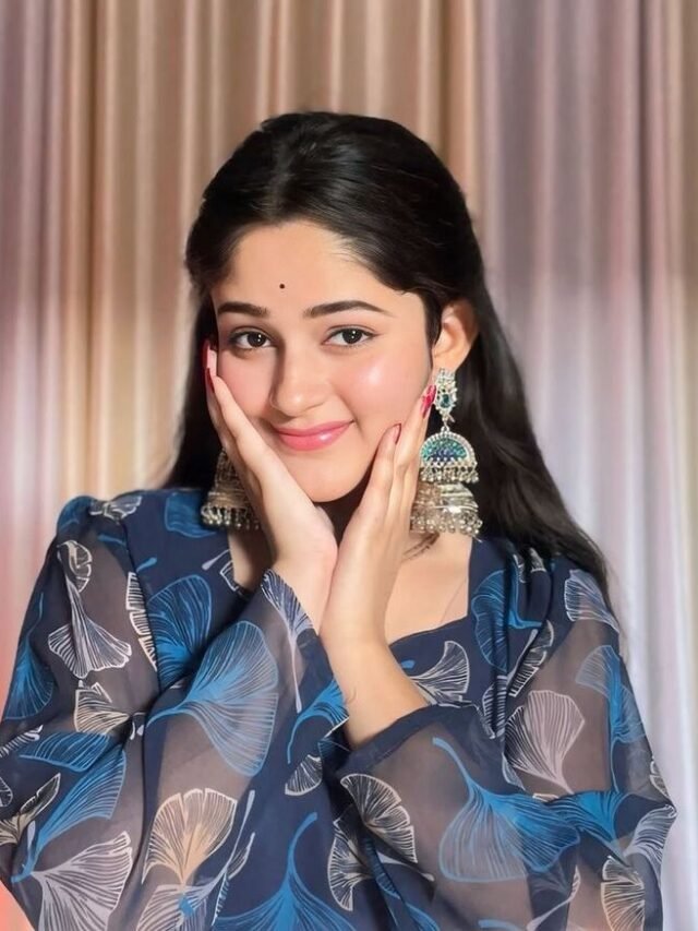 65+ Saree Girl DP Images Elegant Stylish and Beautiful Looks