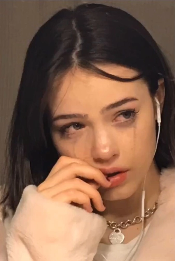crying girl dp 1