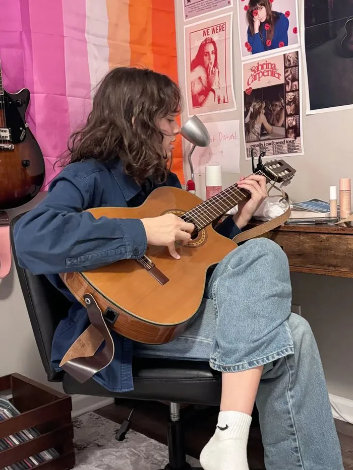 guitar girl dp 20
