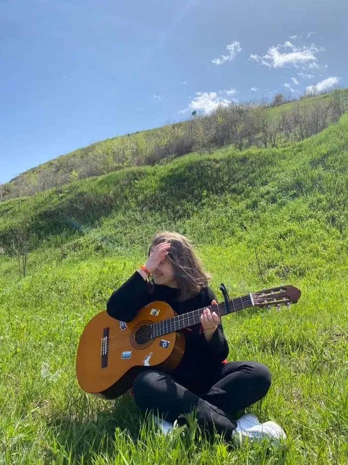 guitar girl dp 34