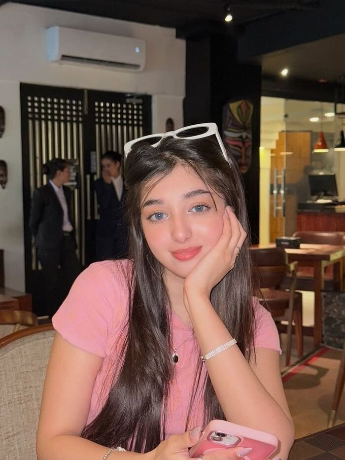 simple girl pic aethetic