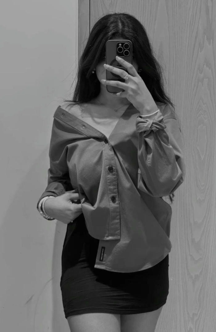 adorable stylish dp for girls with elegant outfit.