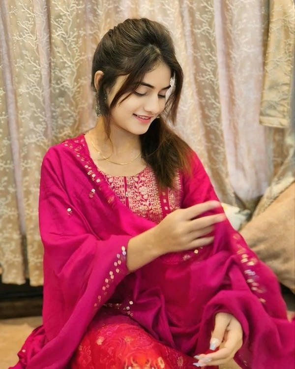 aesthetic smart girl dp with modern outfit style.