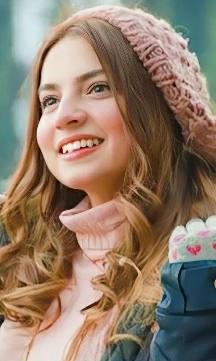 aesthetic stylish dp for girls in creative setting.