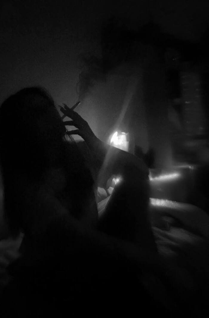 aethetics photo smoking girl dp hd