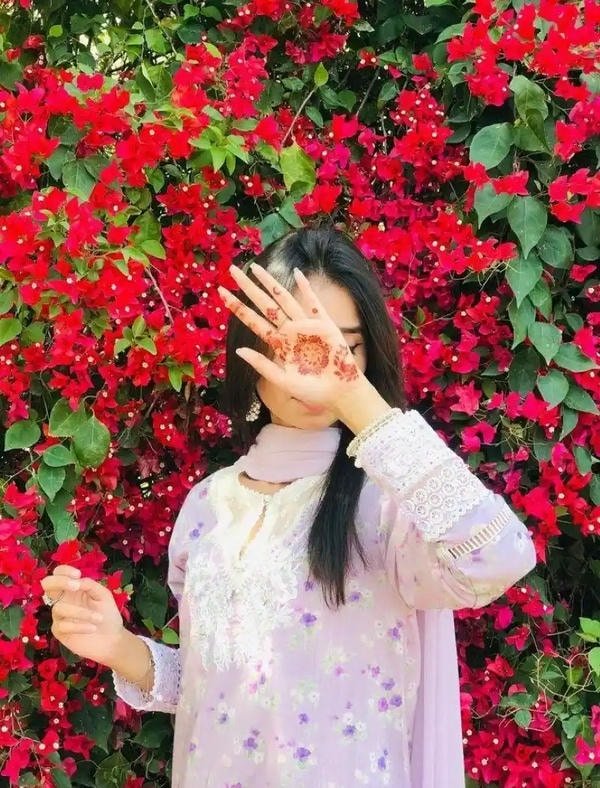 artistic smart girl dp with minimal design.