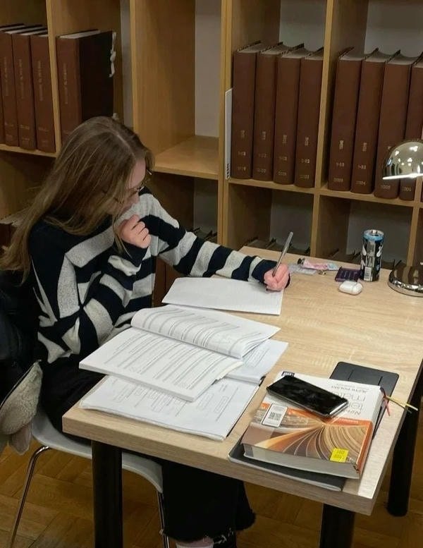 artistic study girl dp with natural light setup.