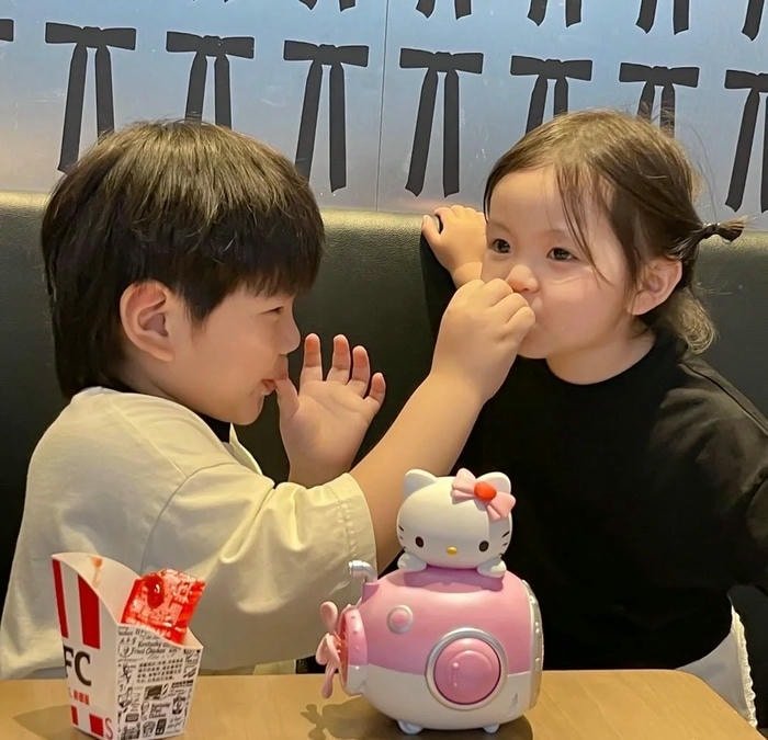 baby couple dp cute pose