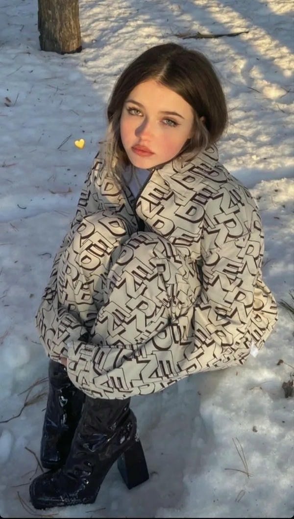 beautiful smart girl dp for aesthetic account.