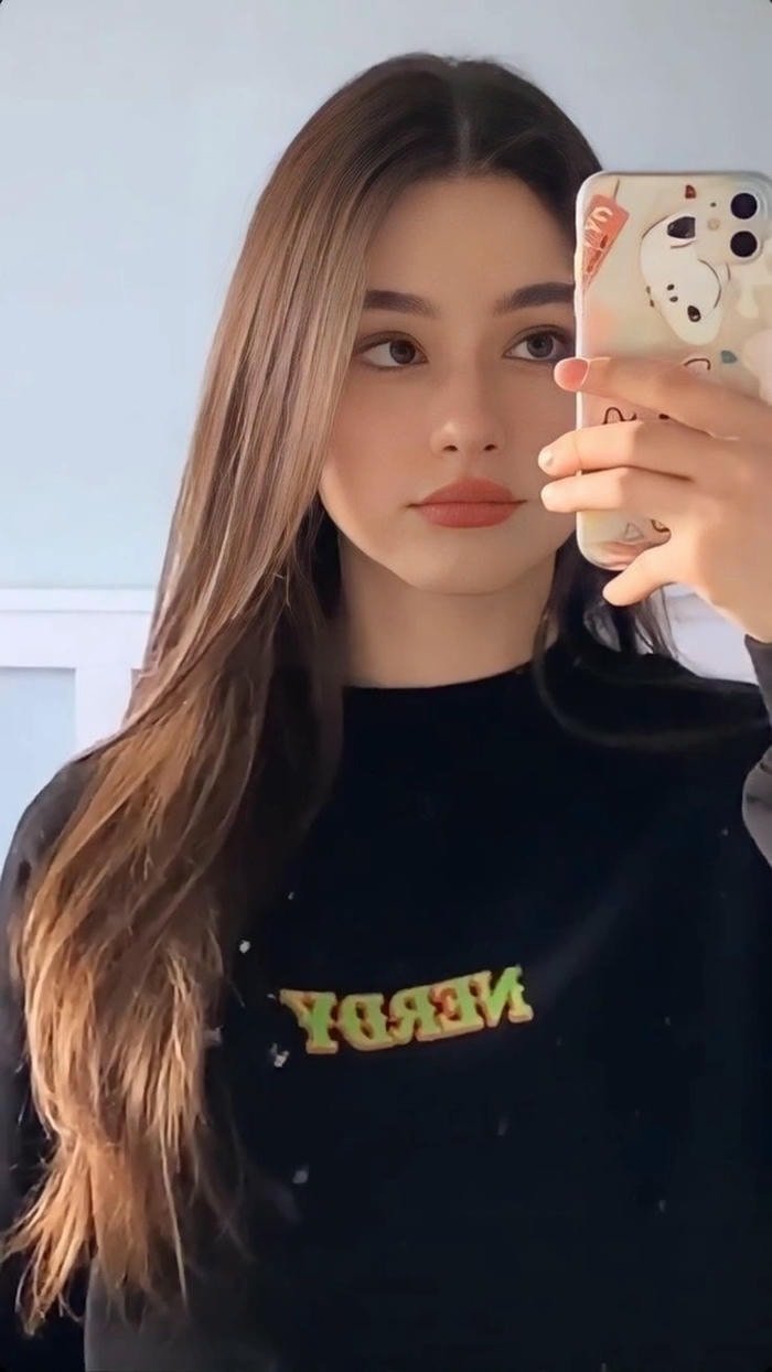 beautiful stylish dp for girls in outdoor background.