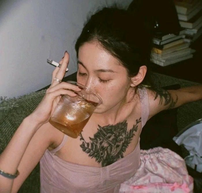 bold attitude smoking girl dp for confident women.