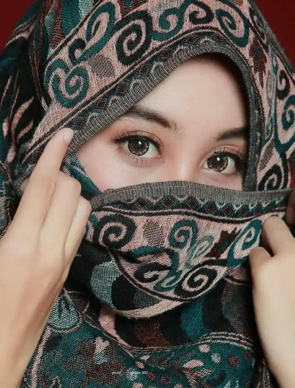 charming smart girl dp for elegant social media.