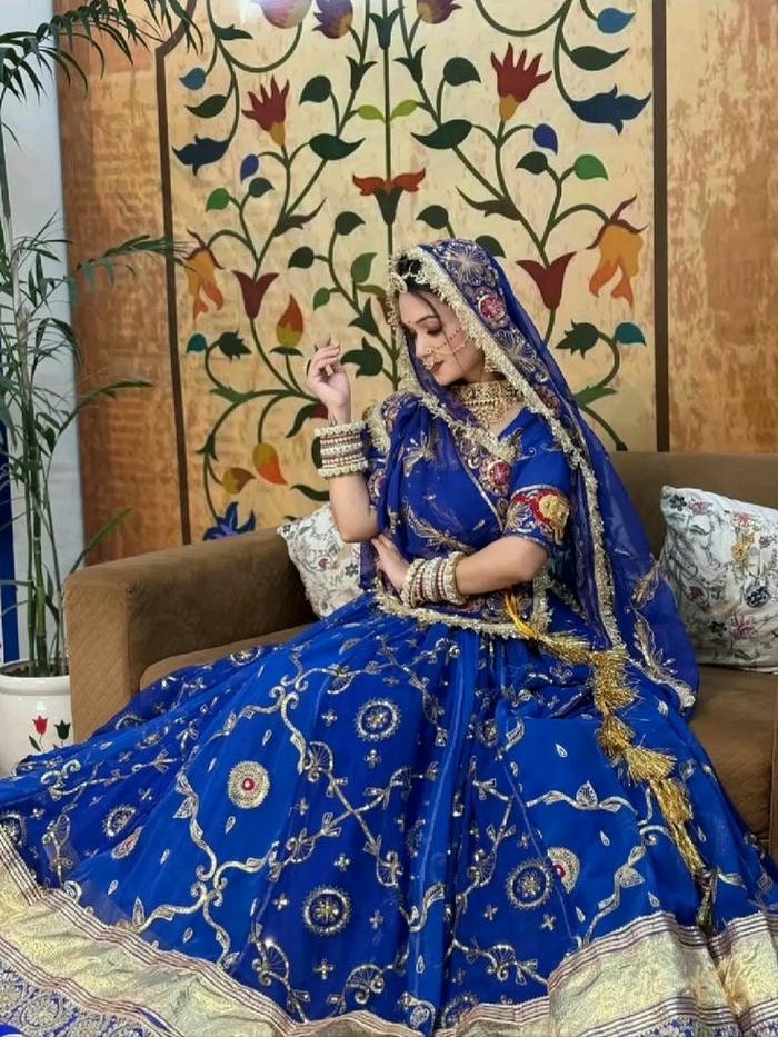 charming suit girl dp with soft lighting tone.