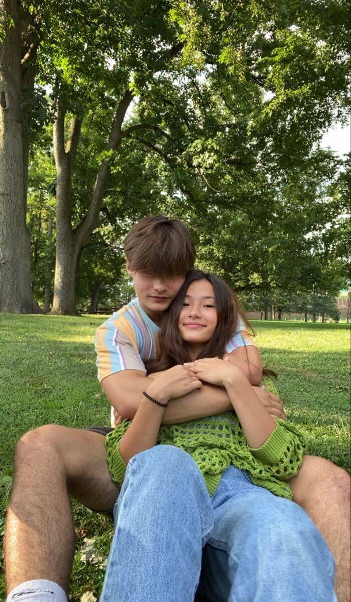 couple hug dp image