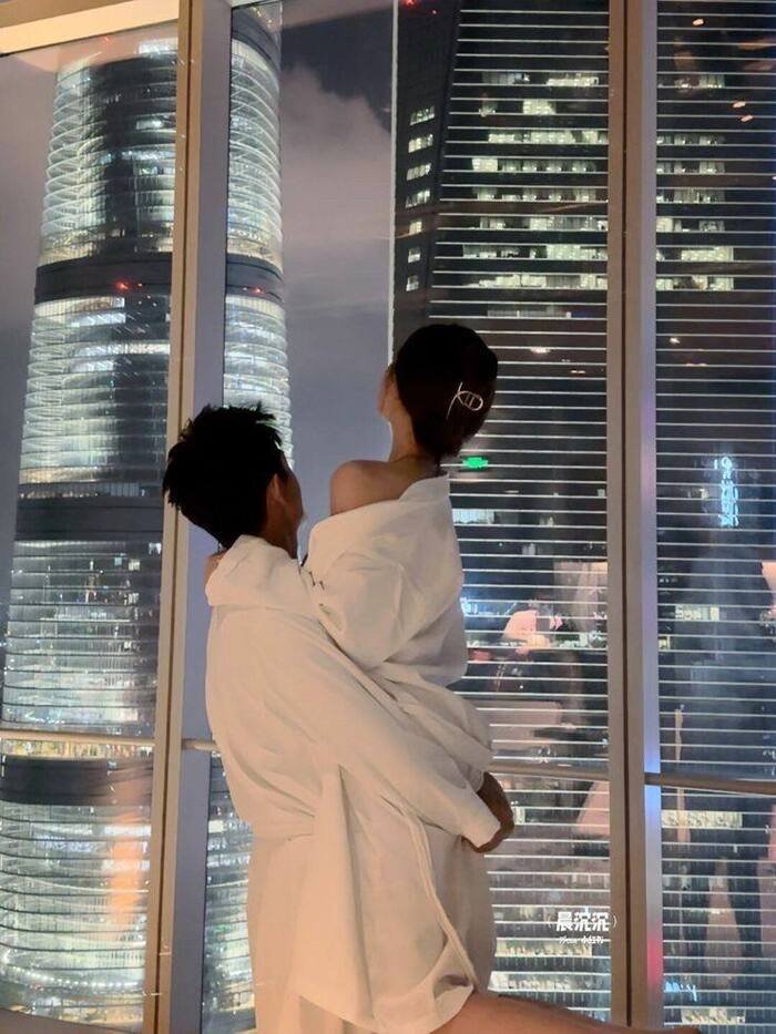 couple hug dp