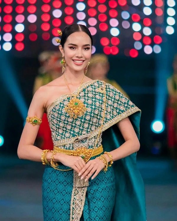 cute smart girl dp for instagram and whatsapp.