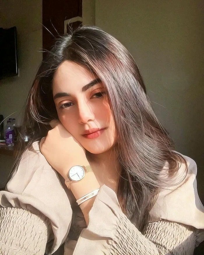 elegant stylish dp for girls with classy expression.