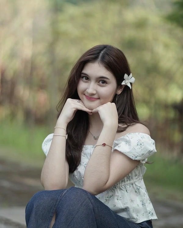 fashion smart girl dp for classy women online.