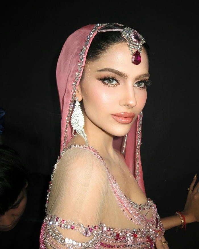 fashion stylish dp for girls with chic appearance.