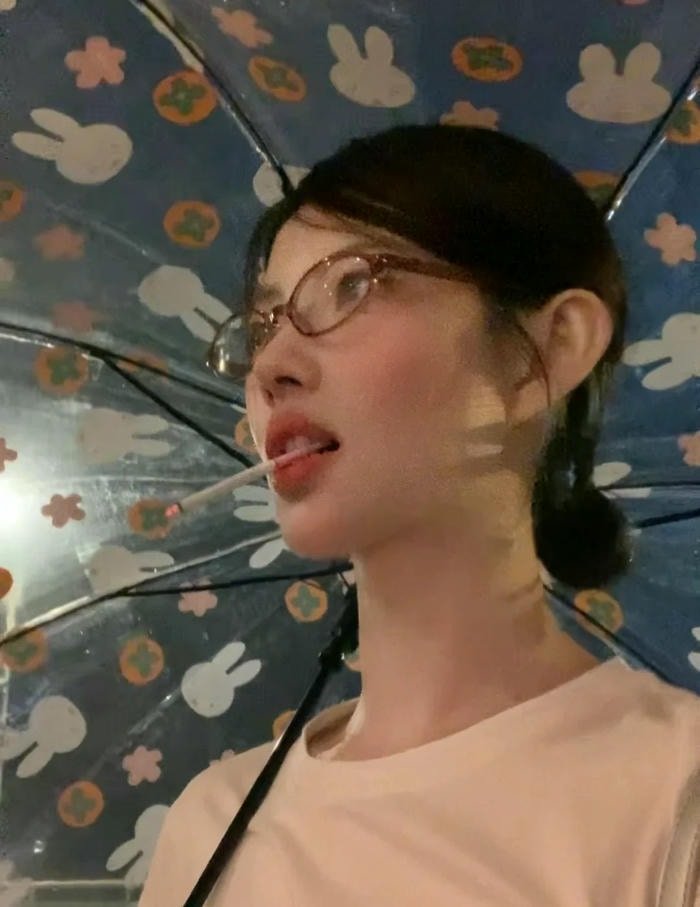 fashionable smoking girl dp with attitude pose.