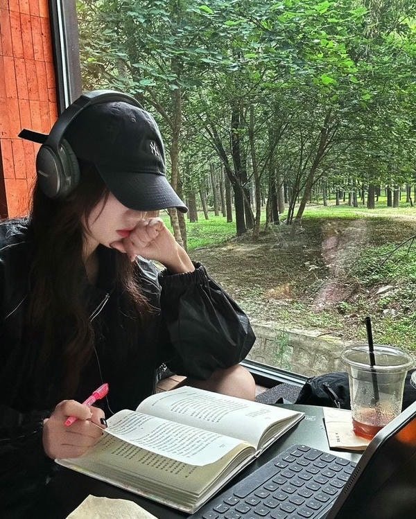 focused study girl dp with stack of books.