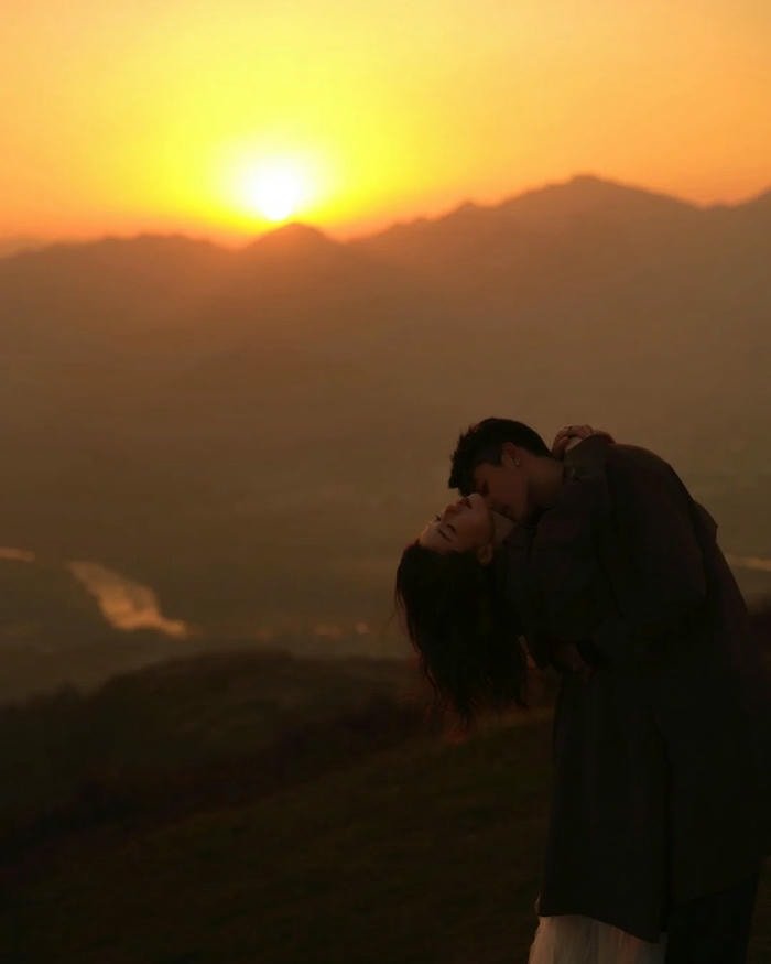 grayscale couple pic dp