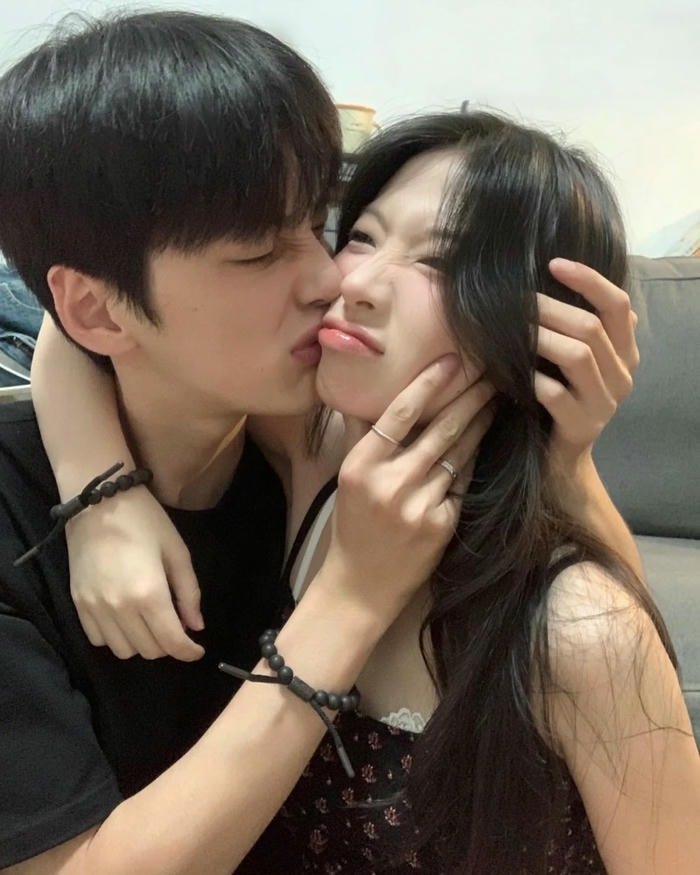 heartwarming couple pic dp