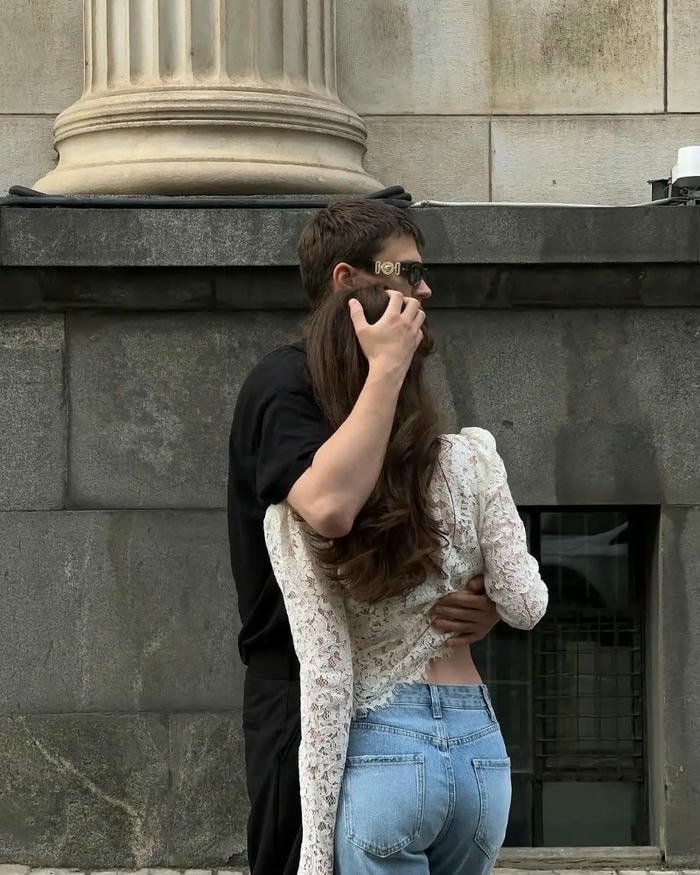 hugging couple pic dp