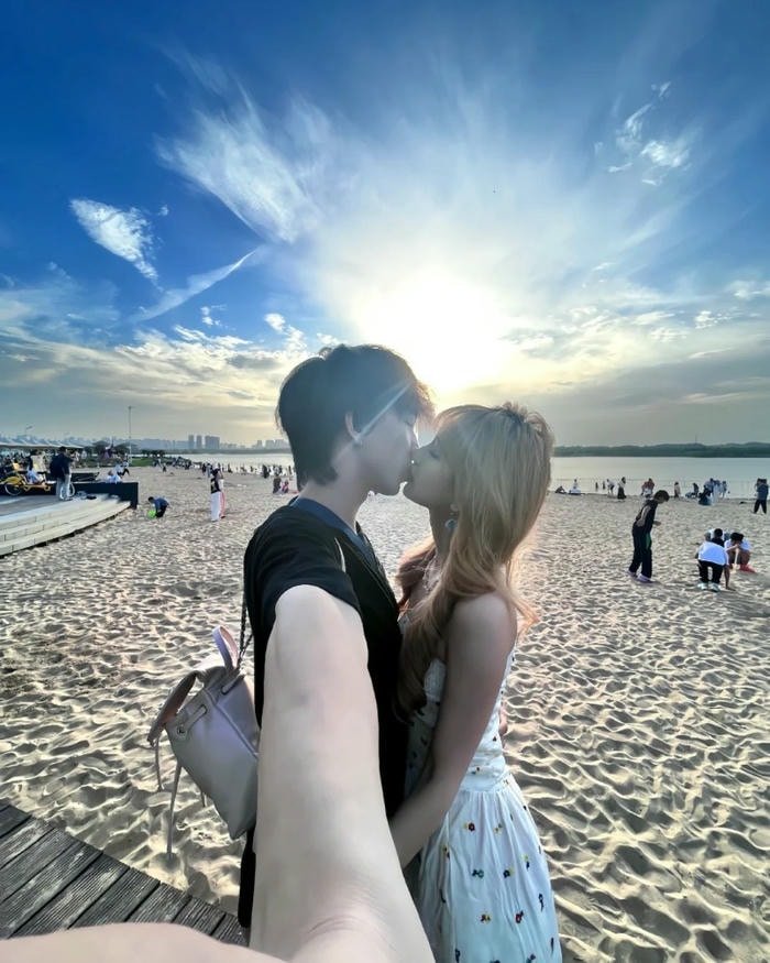 matching couple pic dp