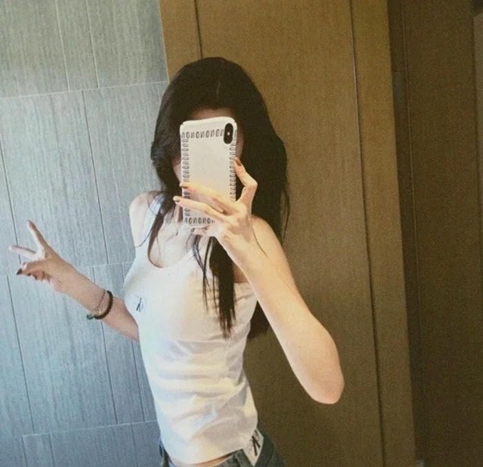 modern stylish dp for girls with fashionable look.