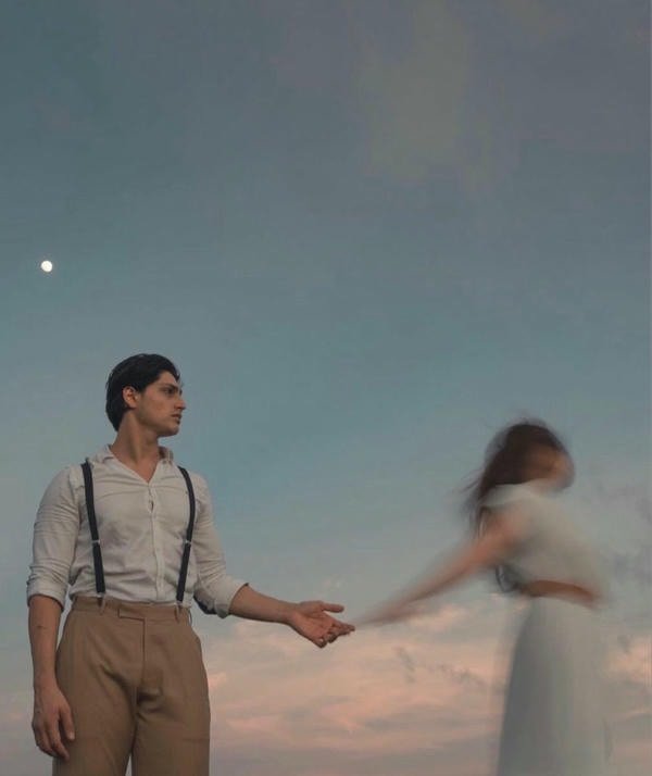 night view sad couple dp