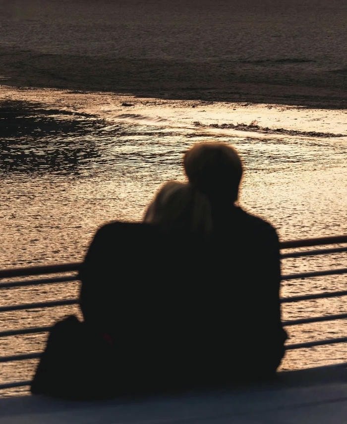 rainy day couple pic dp