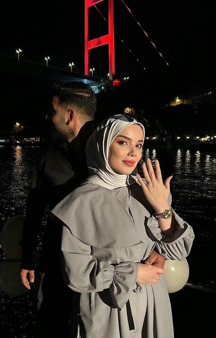 romantic pose muslim couple dp