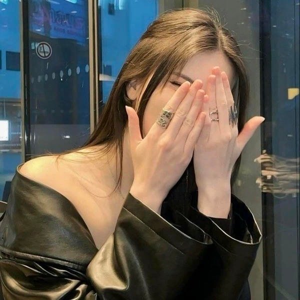 simple smart girl dp with soft background tone.