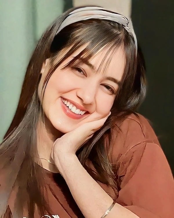 smart girl dp with confident and elegant look.