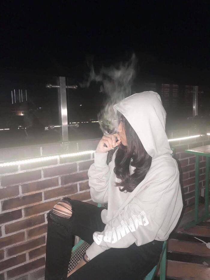 smoking girl dp aethetics photo hd