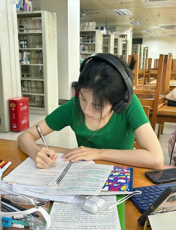 study girl dp with glasses reading quietly.