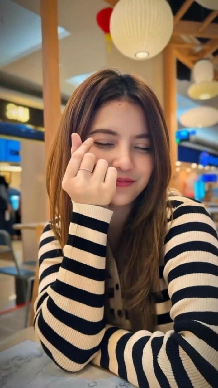 stylish dp for girls showing modern feminine charm.