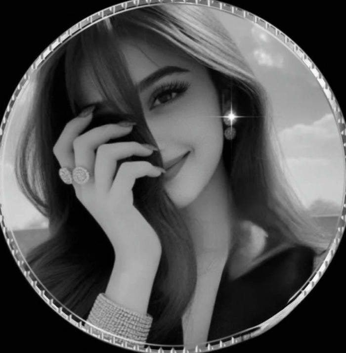 stylish dp for girls showing poise and confidence.