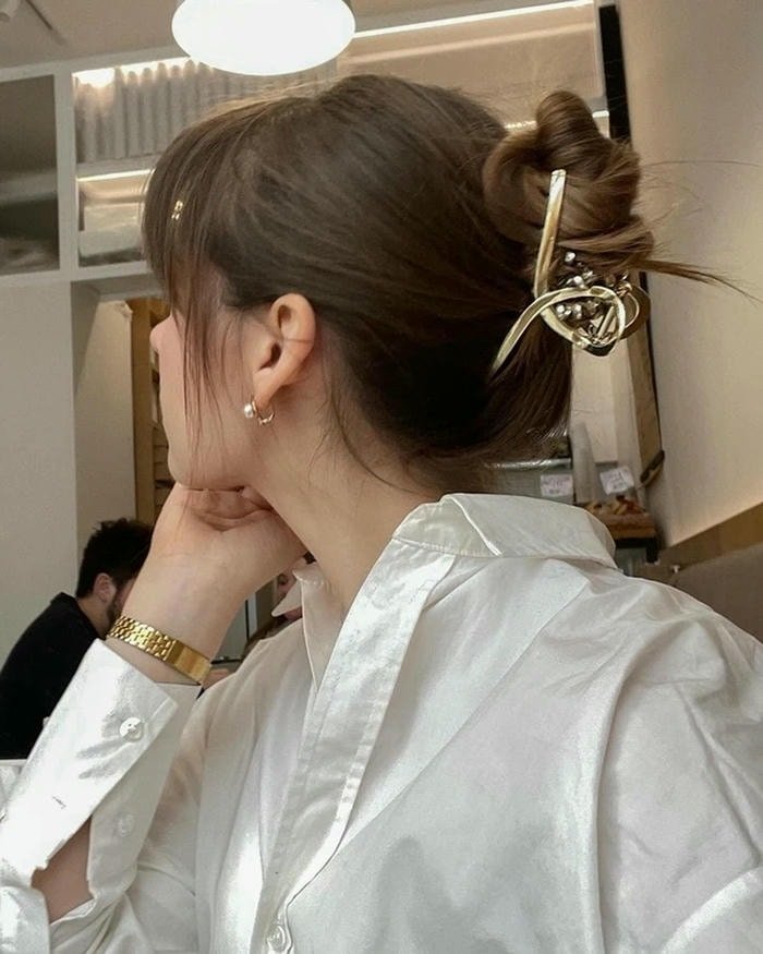 stylish dp for girls showing self-confidence and grace.