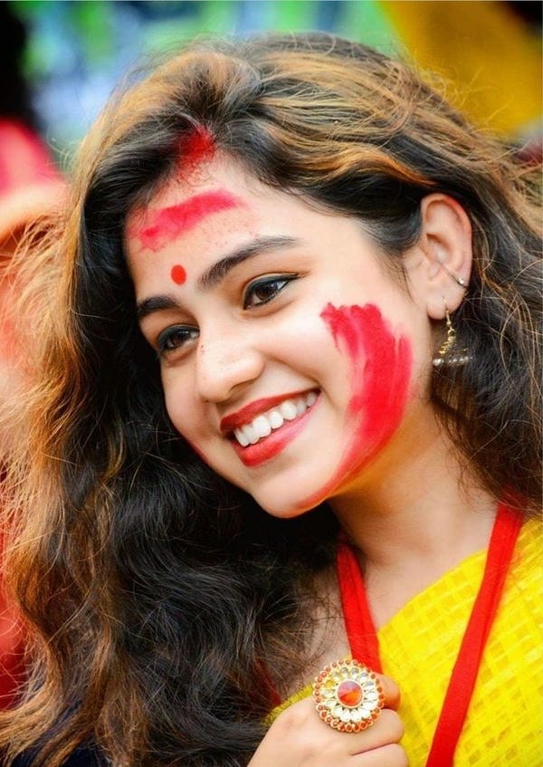 stylish smart girl dp showing confidence and charm.