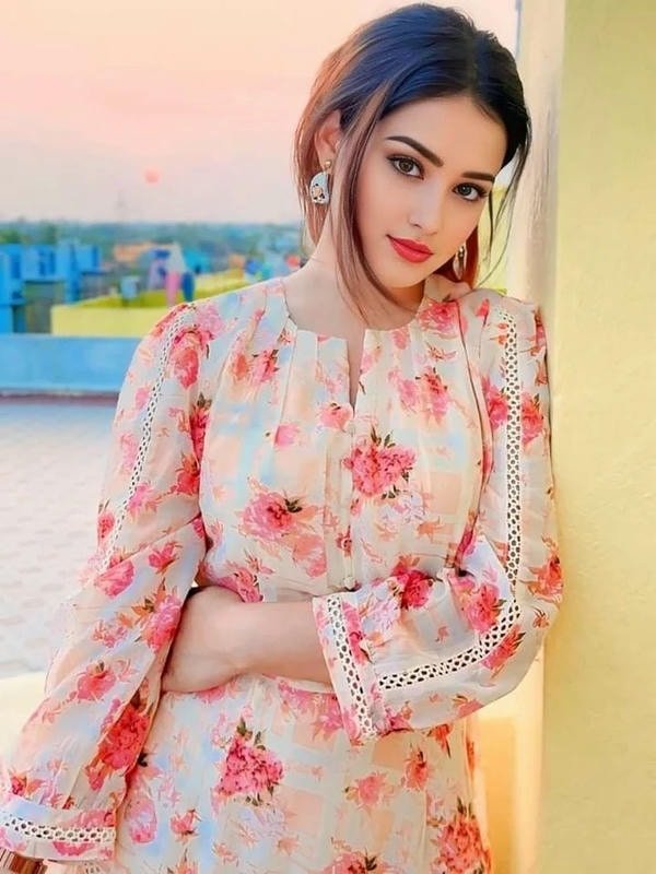 stylish smart girl dp showing intelligent vibe.