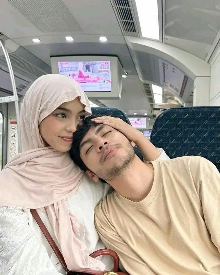 sweet moment muslim couple dp