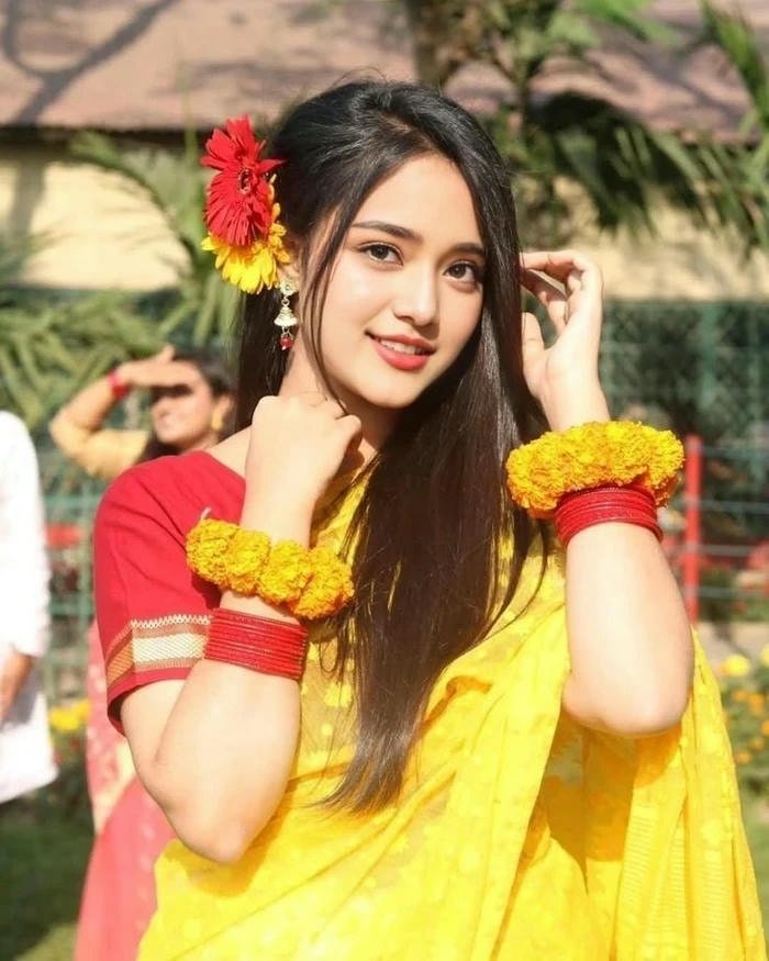 trendy stylish dp for girls for social media profile.