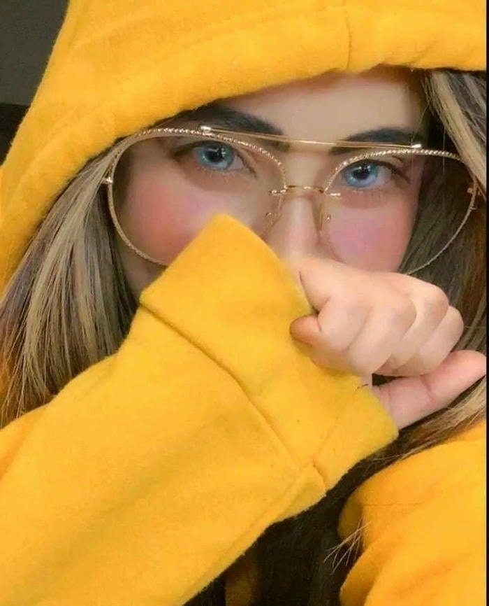 trendy stylish dp for girls with confident pose.