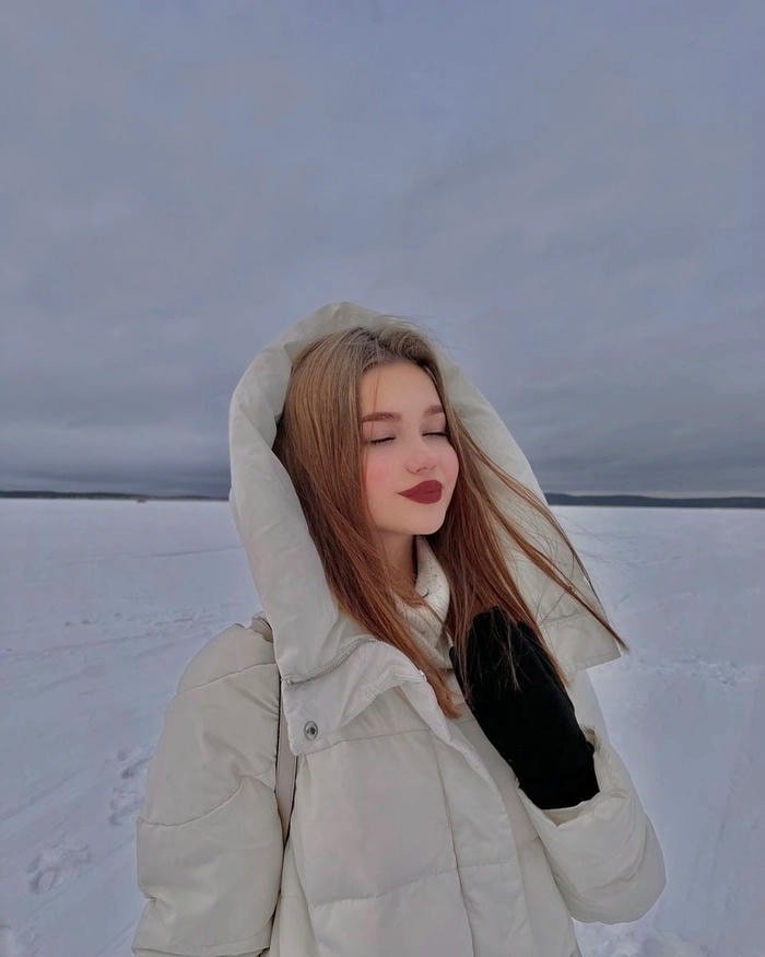 adorable single girl dp with hat and bright smile.