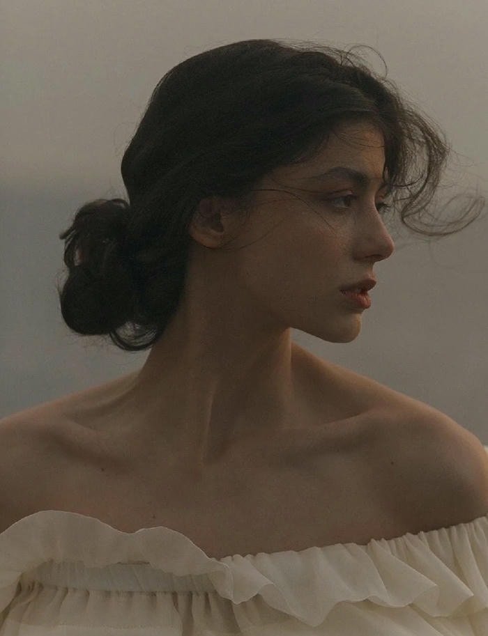 aesthetic single girl dp with natural background.