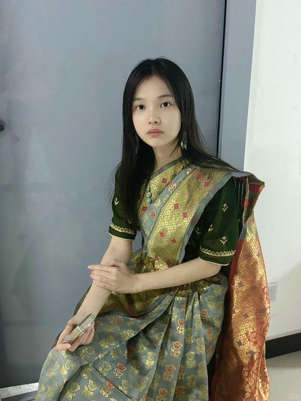 aesthetic sweet girl dp for happy positive vibe.